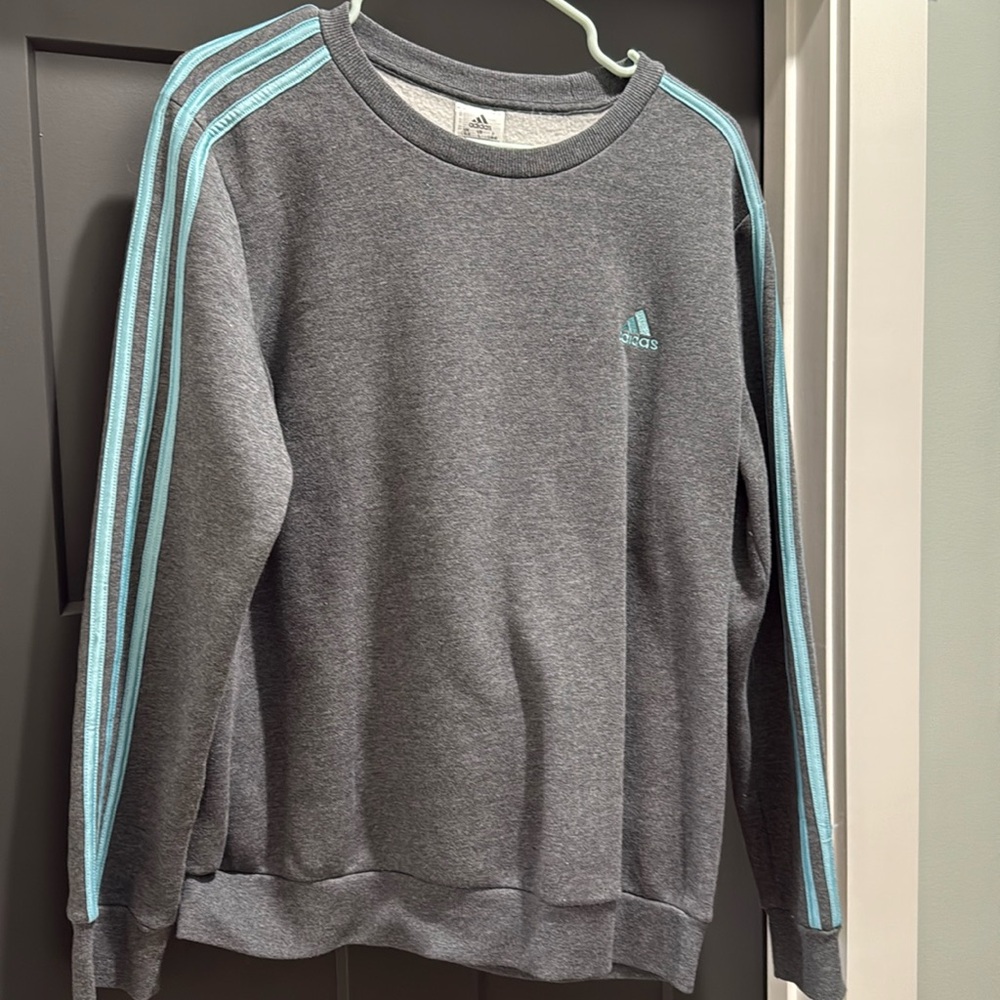Women’s Adidas crew neck sweatshirt size large.